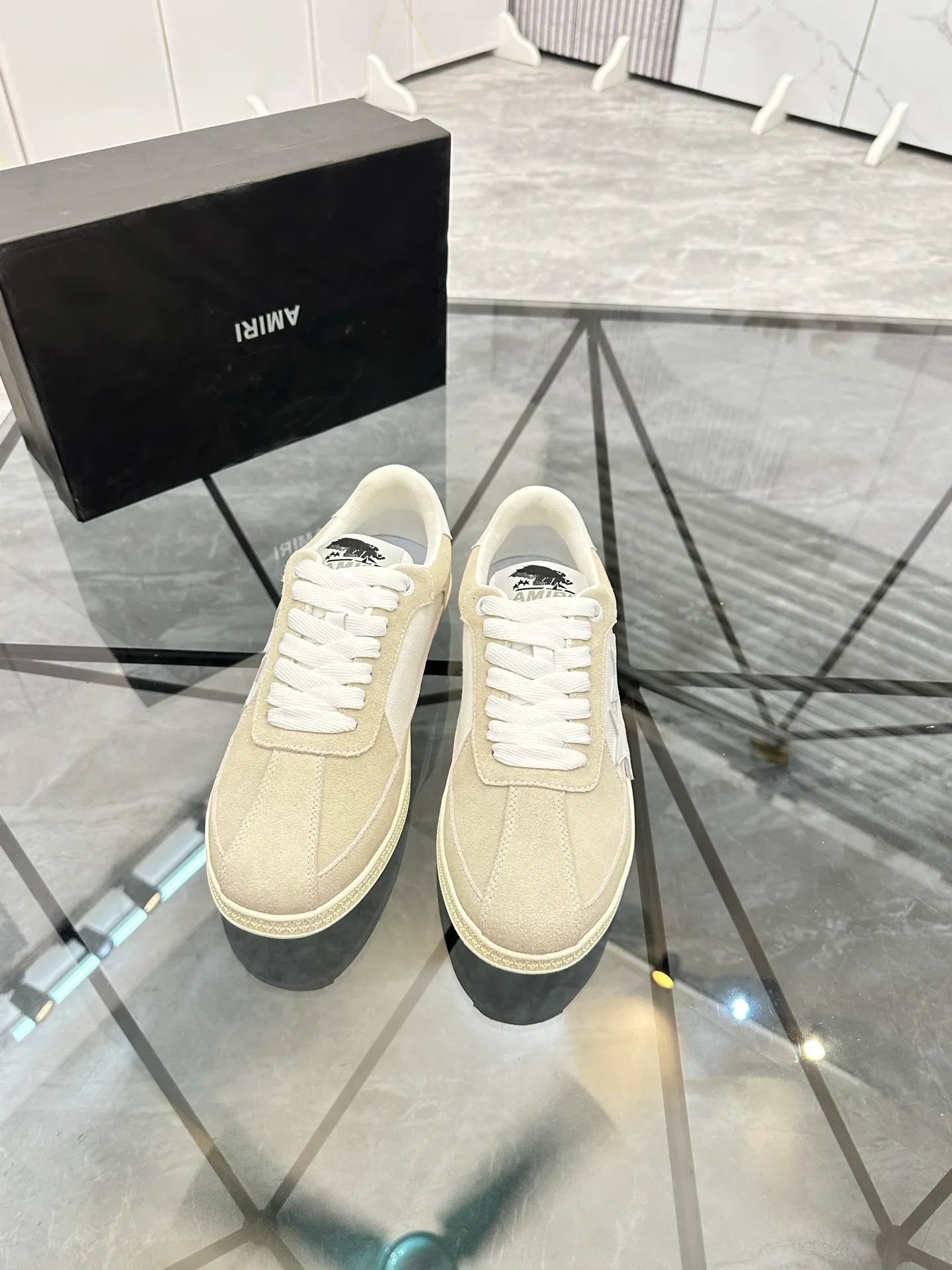 Men's shoes: 💰P420¥ Product trademark: AMIRI* "Amir*" low-top casual shoes Regular size: 38-45 (can be customized to 46) Product material: imported nubuck leather upper, breathable lining, original outsole. Number: 001